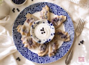pierogi z jagodami i śmietaną przepis jak je zrobić